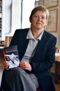 Monika Dobler mit ihrem derzeitigen Lieblingskrimi Das japanische Rätsel von Suzanne Visser