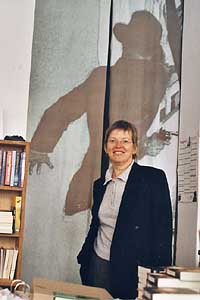 Monika Dobler vor dem extra für das Glatteis gestalteten Vorhang des Illustrators Hans Hillmann