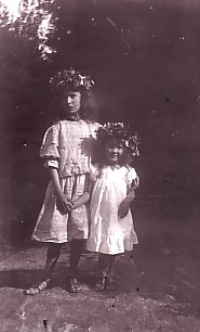 Ruth mit ihrer jüngeren Schwester