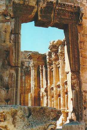 Der Eingang zum Dionysostempel